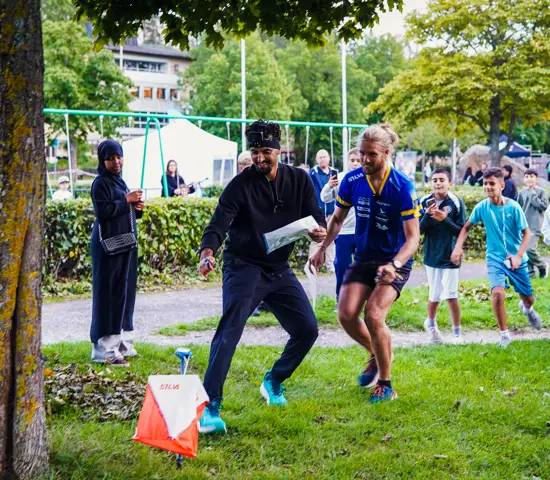 Filip Dikmen stämplar precis före Gustav Bergman