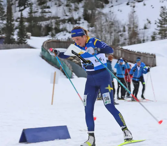 Magdalena Olsson spurtar mot mål vid VM i skidorientering i Ramsau, Österrike.