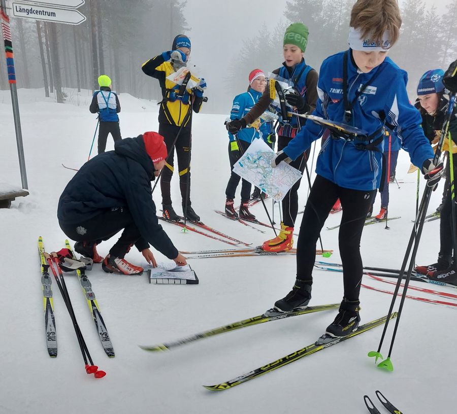 Ungdomar gör sig redo för skidorienteringsträning i Grönklitt.