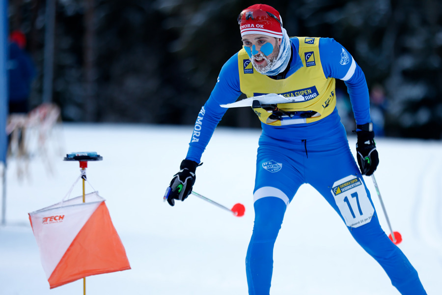 Linus Rapp målstämplar på skidorientering.