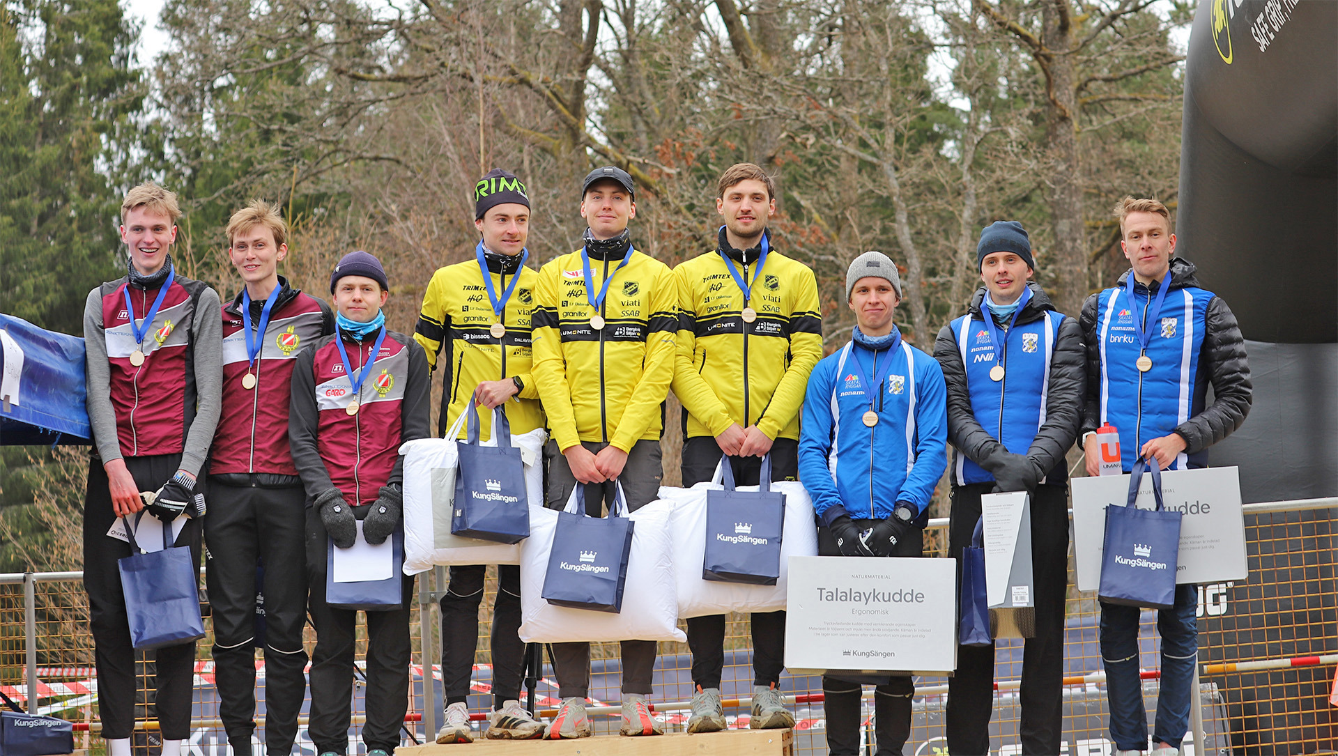 Topp tre i herrklassen på O-stafetten. Fr.v: Bredryds SOK med Emil Auselius, Jonas Gustafsson och Axel Elmblad. Stora Tuna OK med Henrik Johannesson, Viktor Svensk och Joakim Svensk. IFK Göteborg lag 2 med Topias Arola, Vegard Kittilsen och Gustav Runefors. 