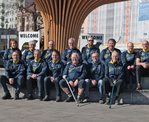 Den svenska truppen på PreO-EM i Finland med dagens silvermedaljör Ola Jansson i mitten av främre raden.