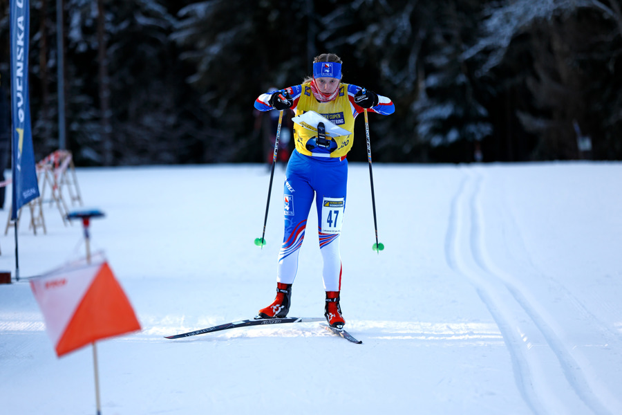 Matilda Aasa spurtar mot mål på skidorientering