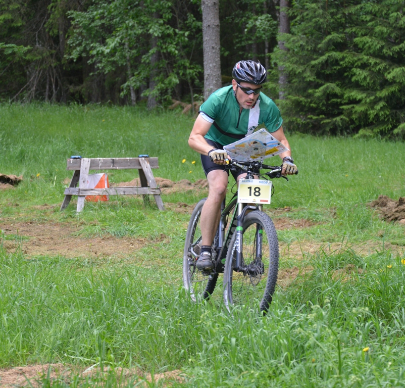 MTBO åkare in action SIK