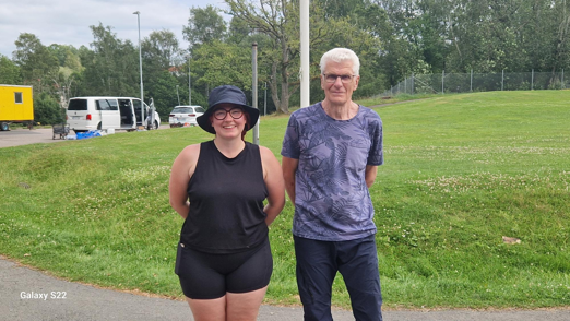 En bild som visar utomhus, person, klädsel, gräs

AI-genererat innehåll kan vara felaktigt.