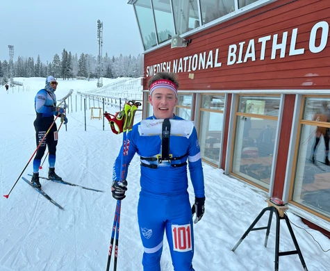 Jonatan Ståhl nöjd segrare på masstarten i Östersund. I bakgrunden tvåan Gustav Nordström. 