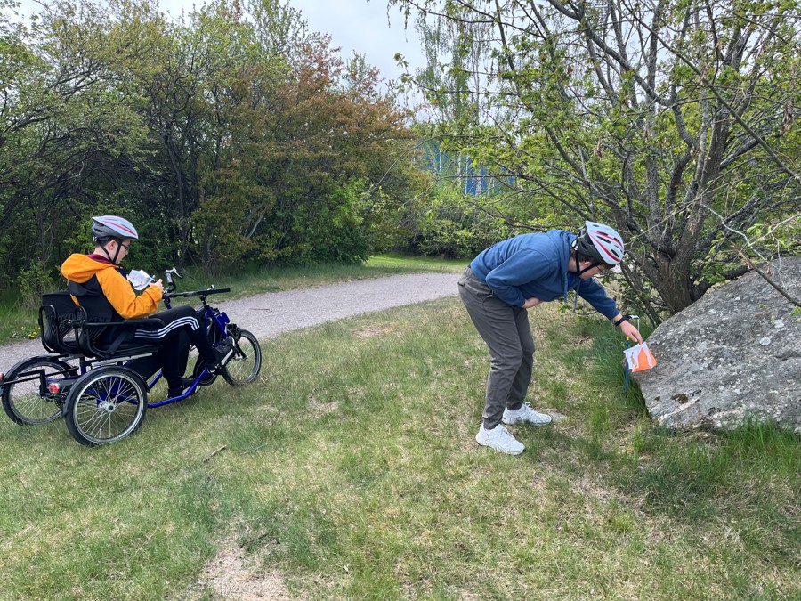 Killarna i cykeln har hittat en kontroll och en kliver av för att stämpla medan den andre läser in sig till nästa kontroll.