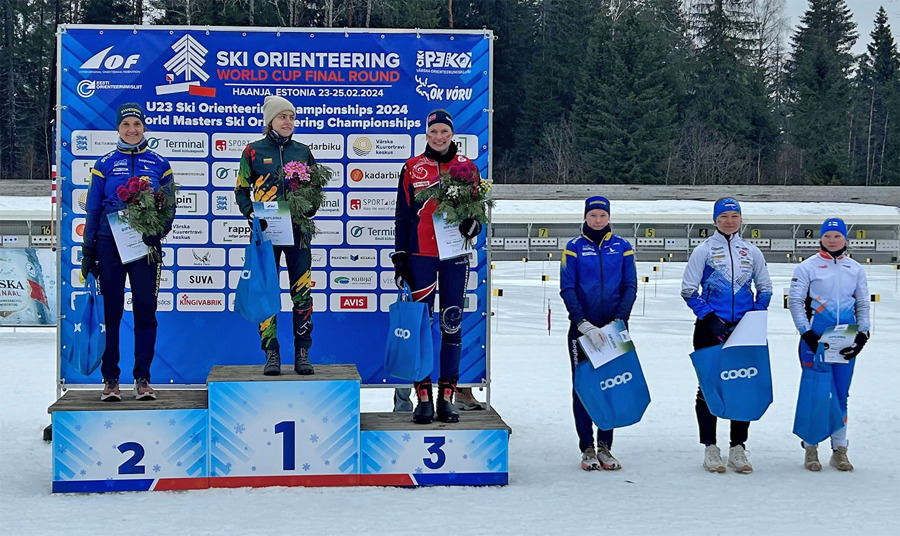 Magdalena Olsson valde en lite annorlunda uppladdning inför sista världscupomgången. Efter en vecka med orienteringslöpning i Spanien var hon tillbaka på skidor och var mycket nära en seger på dagens sprint i Haanja, Estland. Bara fem sekunder fattades upp till vinnaren Judita Traubaite från Litauen. – Jag körde i ett träd på ett ställe och tappade kanske femton sekunder där. Jag var lite stressad efter det för jag trodde kanske Anna (Ulvesöen) fick min rygg där, berättar Olsson som dock höll ihop det efter vurpan och slog norska Ulvesöen med fem sekunder i kamp om andraplatsen. – I övrigt gjorde jag inga misstag men jag var osäker vid flera tillfällen och stannade i några korsningar. Det var väldigt svårt så jag kände mig lite passiv Med andraplatsen håller Olsson en klar ledning i världscupen före just Ulvesöen med två tävlingar kvar. Magdalena Olsson på andra plats och Ella Turesson som fyra. Bild: Martin Hammarberg. Bakom Magdalena Olsson gjorde junioren Ella Turesson en strålande insats och slutade totalfyra och hon tog därmed hem guldet på U23-VM. – Helt otroligt! Det är var absolut över mina förväntningar. Jag hoppade ju på det men jag trodde inte det skulle gå, berättar en lycklig Turesson. Hur var loppet? – Det var bra. Några dåliga grejer i början men en bättre andra halva. Det var några vägval jag är missnöjd med men det var ett bra lopp, säger OK Renen-tjejen som nu har ett fint utgångsläge på lördagens jaktstart. – Det ska bli väldigt spännande och kul att gå ut i så bra position med seniorerna. I herrklassen var Jonatan Ståhl lite missnöjd efter sin åttonde plats som dock räckte till silver i U23-VM. Vann både världscup och U23-VM gjorde finländaren Niklas Ekström med tio sekunder före 46-årige veteranen Stanimir Belomazhev, Bulgarien. – En bra dag med lite stolpe ut för ”Magda”. Hon var ju nära att ta hem dem. Men superkul med Ella.  säger förbundskapten Martin Hammarberg och fortsätter: – ”Jonte” var lite besviken. Han hade hoppats mer på sprinten. Det var en ganska lång sprint med flera vägvalssträckor. Vi har inte hunnit analysera där. Det är ju ett hopp från de fyra första i herrklassen. Resultat Damer världscup 1. Judita Traubaite, Litauen 18.26 2. Magdalena Olsson, Sverige 18.31 3. Anna Ulvesöen, Norge 18.36 Övriga svenska placeringar: 4. Ella Turesson 19.13 8. Elin Schagerström 19.45 13. Anna Aasa 20.58 21. Hanna Eriksson 21.29 40. Nelly Mårtensson 25.48 Officiellt resultat damer https://eventor.orienteering.org/Events/ChampionshipResultlist?eventId=7989&championshipId=51&eventClassId=14531 Damer U23-VM 1. Ella Turesson, Sverige 2. Maria Hoskari, Finland 3. Xxx Herrar världscup 1. Niklas Ekström, Finland 17.17 2. Stanimir Belomazhev, Bulgarien 17.27 3. Aapo Vippola, Finland 17.34 Svenska placeringar: 8. Jonatan Ståhl 18.27 15. Rasmus Wickbom 18.41 23. Isak Lundholm 19.03 27. Gustav Nordström 19.27 31. Simon Eriksson 19.42 37. Otto Timby 20.11 Officiellt resultat herrar https://eventor.orienteering.org/Events/ChampionshipResultlist?eventId=7989&championshipId=51&eventClassId=14530 Herrar U23-VM 1. Niklas Ekström, Finland 2. Jonatan Ståhl, Sverige 3. Toumas Outinen, Finland Bildtext toppbild: Jonatan Ståhl med silver och Ella Turesson med guld på U23-VM. Bild: Martin Hammarberg.