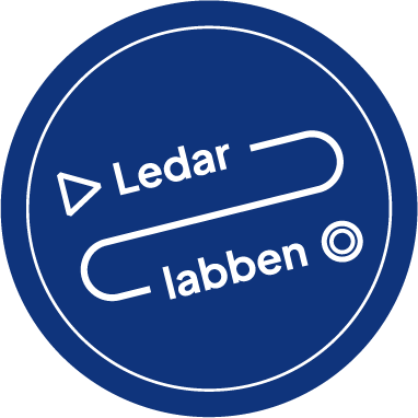 Blå cirkel med texten Ledarlabben, starttriangel och dubbelring som representerar mål.