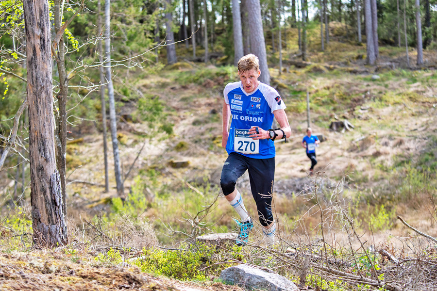 Anton Johansson vann närmast före Gustav Bergman och Matthias Kyburz vid Swedish League i Linköping. Bild: Per Gustås.