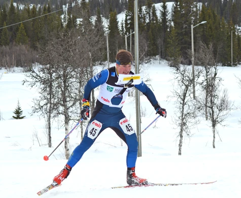 Jonatan Ståhl skejtar uppför mot sista kontrollen.