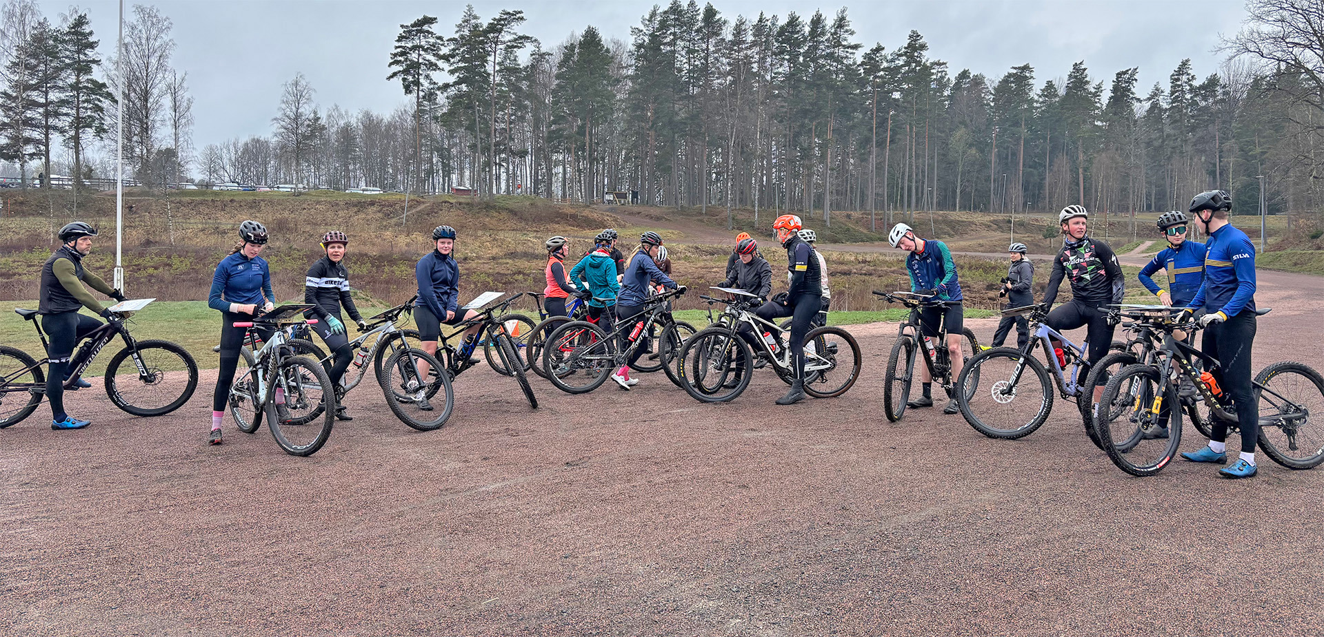 Den gångna helgen var ett 25-tal mountainbikeorienterare på läger i Jönköping. 