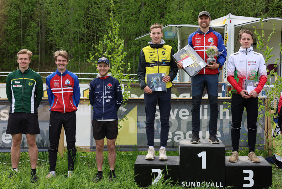Topp sex i herrklassen. Från vänster: Simon Hector, Erik Herne, Albin Ridefelt, Emil Svensk, Gustav Bergman och Simon Imark.  Bild: Marcus Uddman.