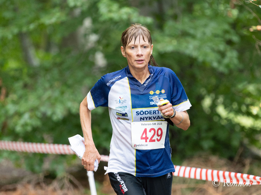 Katarina Borg, Södertälje-Nykvarn OF, på väg mot seger i D60 på lördagens medeldistans. Bild: Lars Rönnols.
